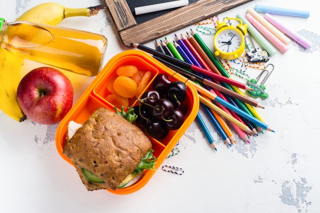 Boîte à lunch et fournitures scolaires