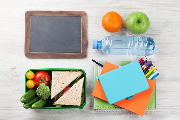 Photo boîte à lunch et fournitures scolaires