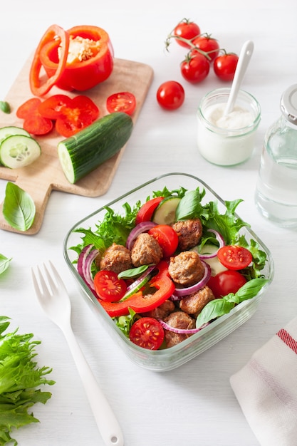 Boîte à lunch Keto paleo avec boulettes de viande, laitue, tomate, concombre, poivron