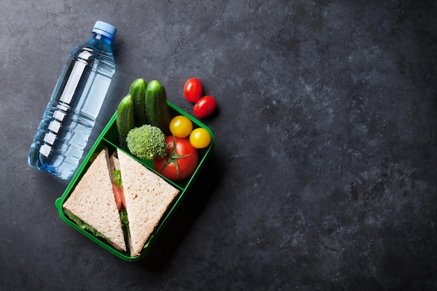 Boîte à lunch avec légumes et sandwich