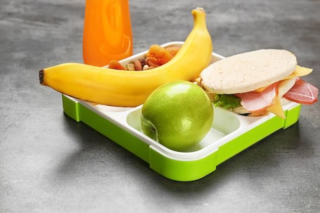 Boîte à lunch avec de la nourriture appétissante sur la table