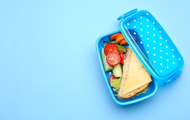 Boîte à lunch avec de la nourriture savoureuse