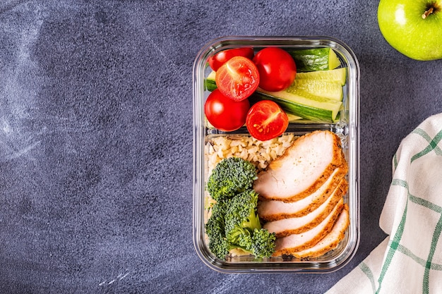 Boîte à lunch saine et équilibrée avec poulet, riz, légumes. Nourriture de bureau, concept de mode de vie sain.