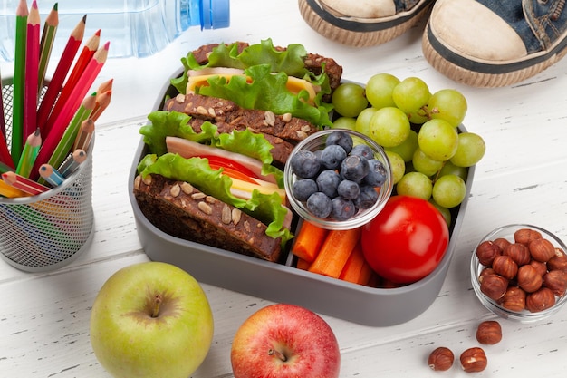 Boîte à lunch saine avec sandwich et légumes frais