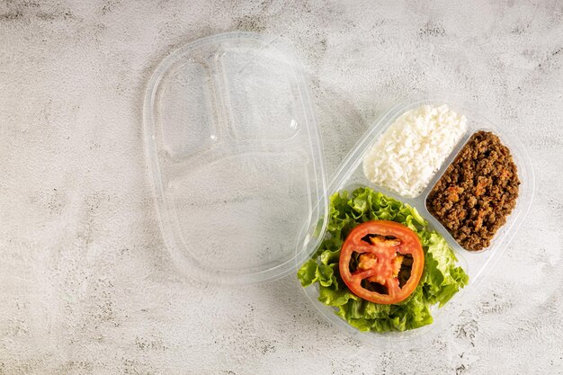 Boîte à lunch avec salade de laitue avec riz à la tomate et boeuf haché