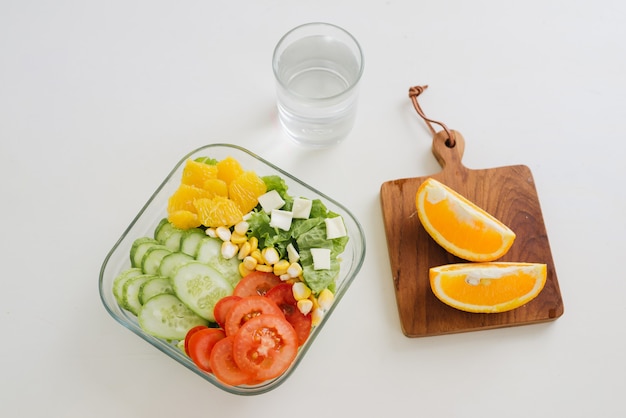 Boîte à lunch avec sandwich et fruits