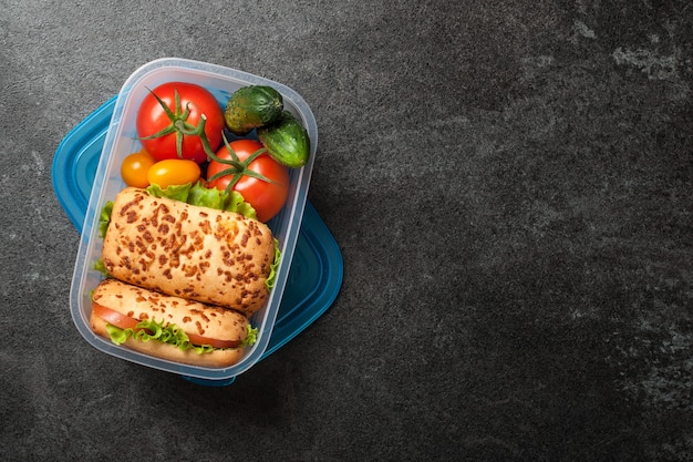 Boîte à lunch avec sandwichs et légumes