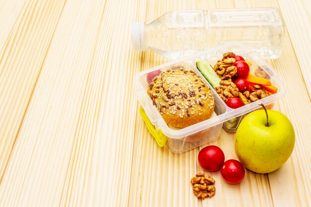 Boîte à lunch scolaire. Retour au concept de l'école