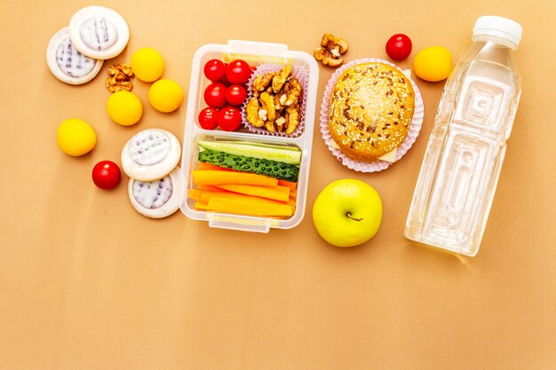 Boîte à lunch scolaire. Retour au concept de l'école