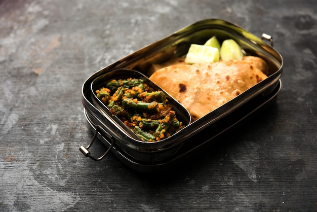 Boîte à lunch ou Tiffin pour les enfants indiens, comprend des haricots aux légumes sabzi avec roti ou chapati, mise au point sélective