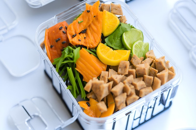 Une boîte à lunch végétalienne avec des couleurs vives et des ingrédients frais véhiculant le concept d'une alimentation saine dans les moindres détails. Générée par l'IA