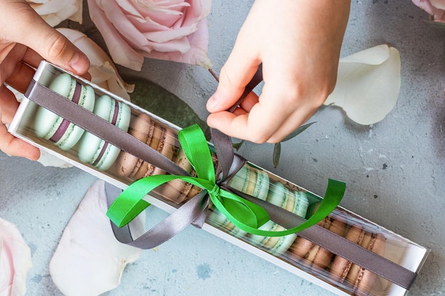 Boîte avec macarons assortis.