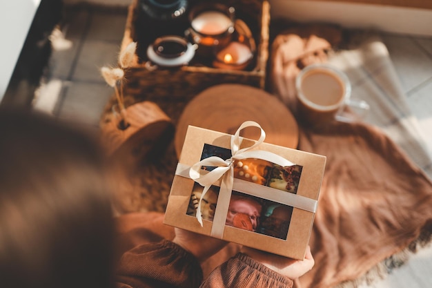 Boîte avec macarons dans les mains emballage festif