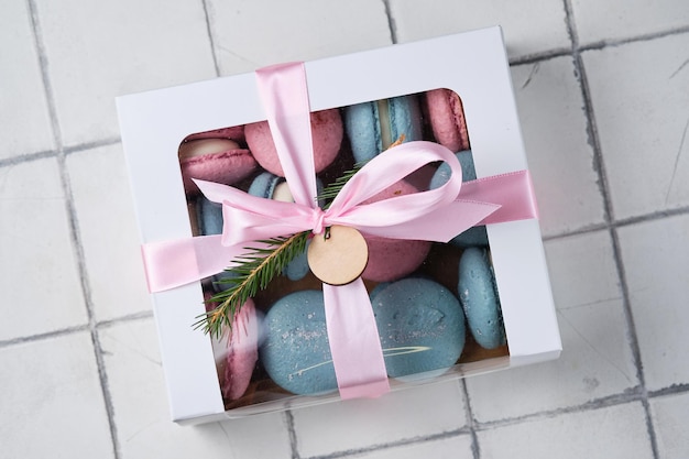 Une boîte avec des macarons français classiques Délicieux et beaux gâteaux