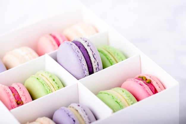 Boîte avec macarons sucrés colorés, espace copie