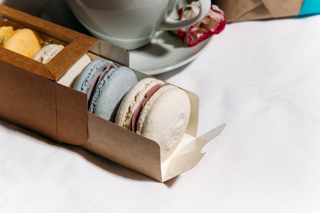 boîte de macarons avec tasse de café