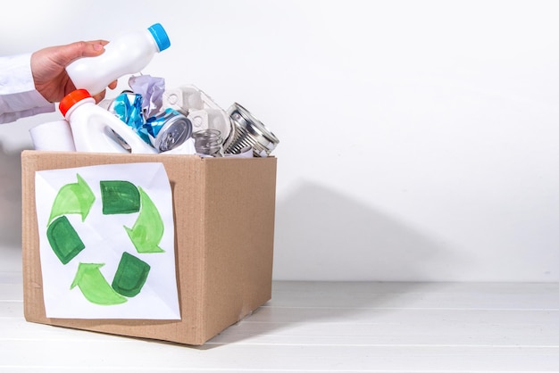 Boîte avec des matériaux de recyclage