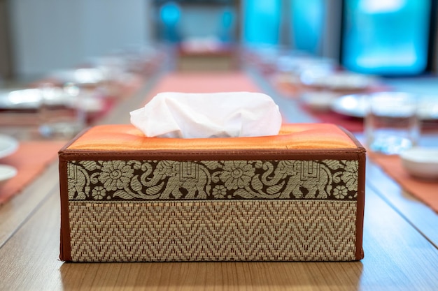 Boîte à mouchoirs thaïlandais en Asie motif éléphant posé sur la table de dîner japonaise avec arrière-plan flou