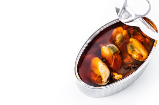 Boîte de moules isolée sur fond blanc