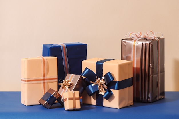 Boîte de Noël avec cadeaux et noeud de couleur