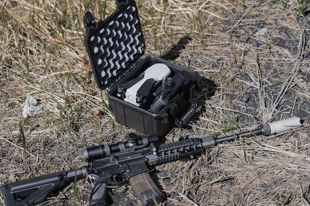 Une boîte noire avec une arme à feu dedans