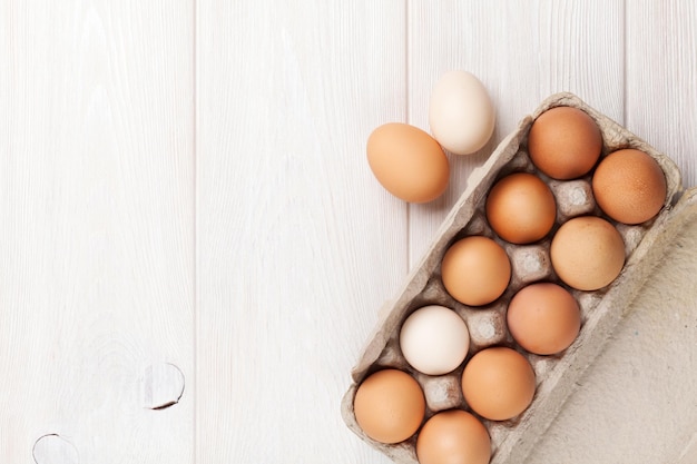 Boîte à oeufs en carton sur table en bois