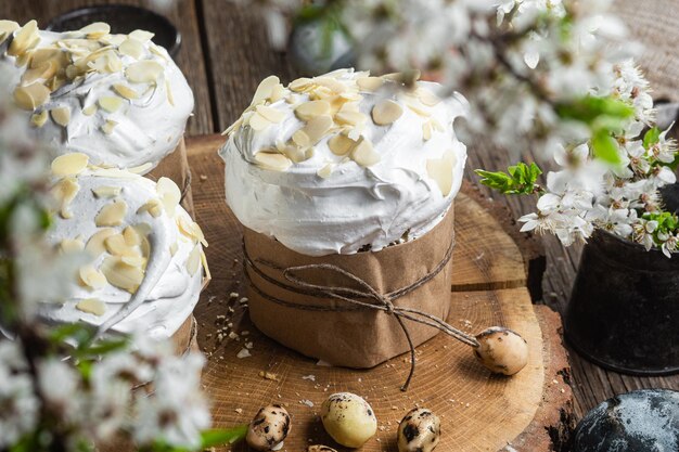 Une boîte d'œufs de Pâques avec un copeau de chocolat blanc sur le dessus.