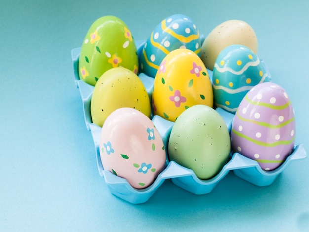 Boîte avec des oeufs de Pâques peints.