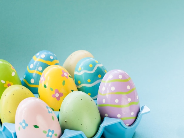 Boîte avec des oeufs de Pâques peints.