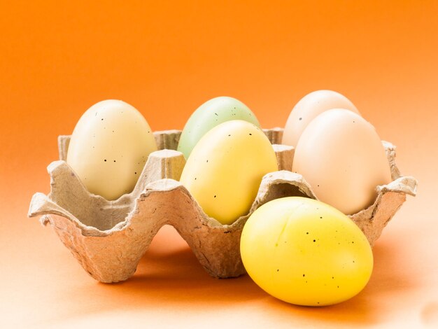 Boîte avec des oeufs de Pâques peints.