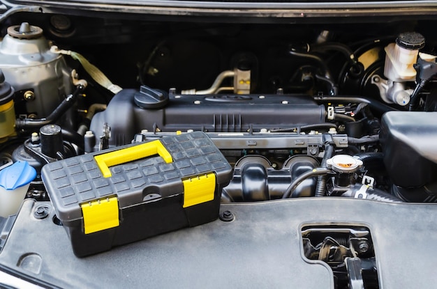 Photo une boîte à outils sous le capot ouvert d'une voiture entretien de service inspecter le capot du moteur de la voiture entretien de la voiture