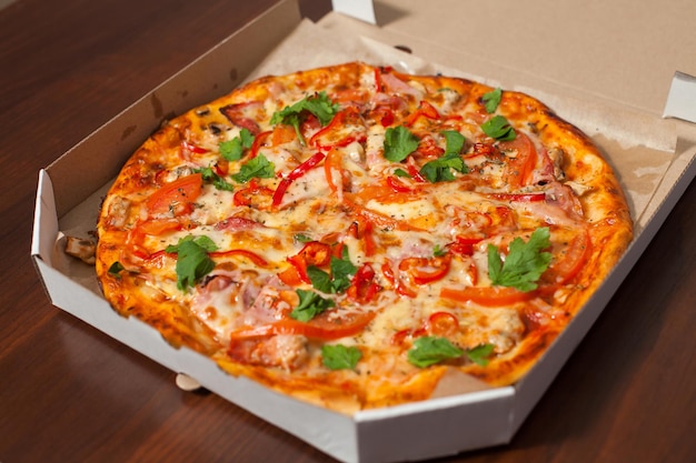 Boîte ouverte avec pizza sur la table