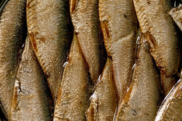 Boîte ouverte avec des sprats en conserve dans l'huile