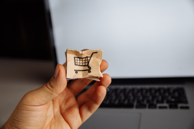 Boîte de papier endommagée dans la main de l'homme.