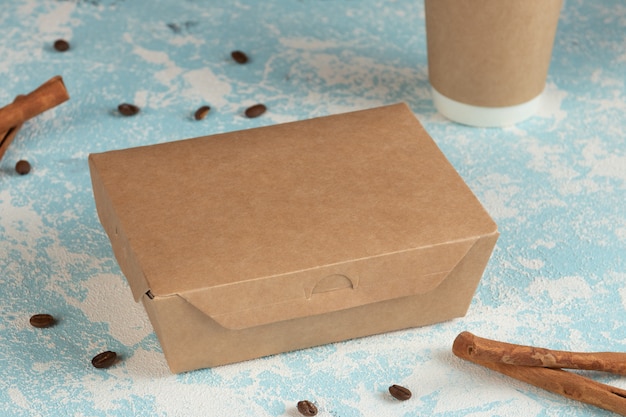 Boîte de papier sur une table bleue