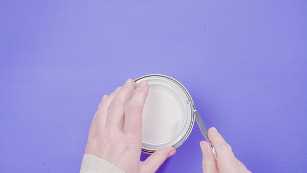 Boîte de peinture en métal qui s'ouvre avec de la peinture d'intérieur violette.