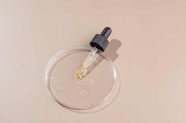 Photo boîte de pétri en verre avec des produits cosmétiques concept de la recherche et de la création d'un concept de laboratoire bio cosmétique extraction d'ingrédients d'herbes