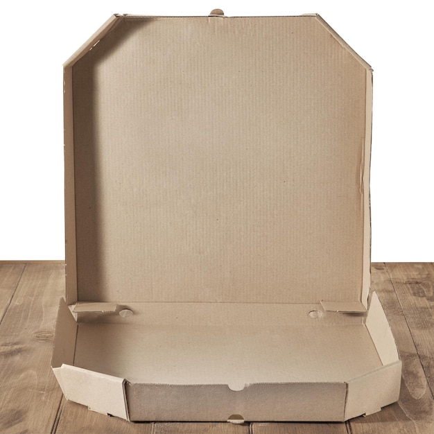 Boîte à pizza en carton vide sur la table avec fond isolé grande profondeur de champ