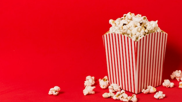 Boîte de pop-corn avec copie espace