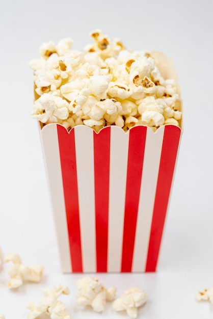 Boîte de pop-corn gros plan avec fond blanc