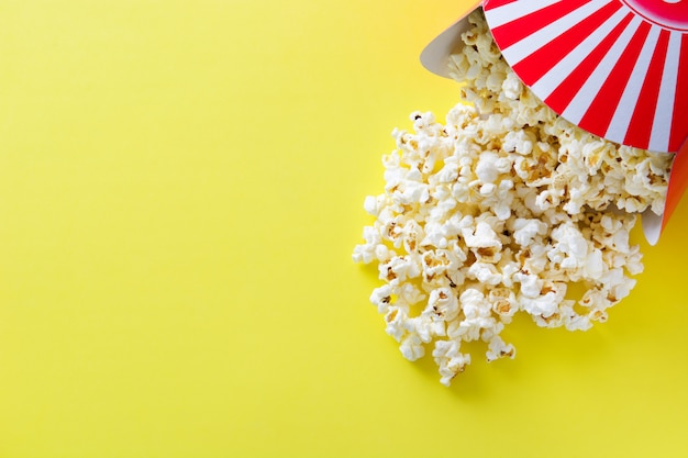 Boîte rayée avec pop-corn sur jaune