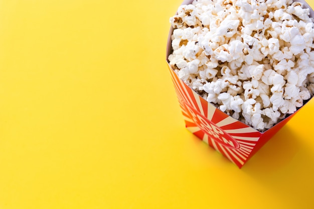 Boîte rayée avec pop-corn sur jaune