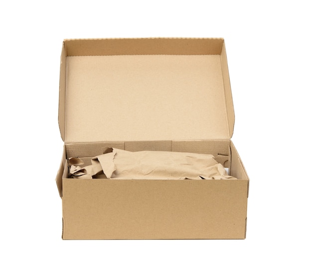 Boîte rectangulaire en carton ouvert en papier brun ondulé isolé sur fond blanc, gros plan