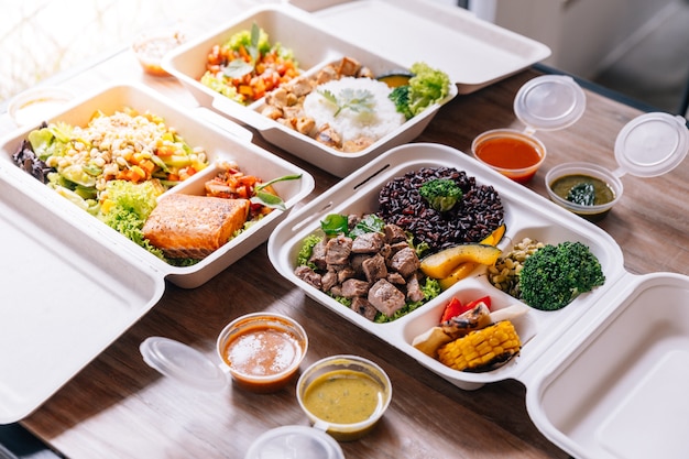 Boîte de repas propre: bœuf grillé en dés, servi avec des baies de riz et des légumes grillés.