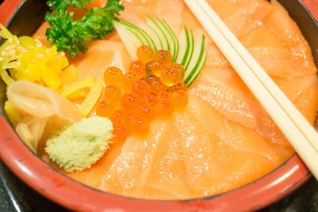 Boîte de riz japonais avec sashimi de saumon