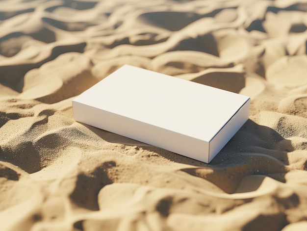 boîte ronde carrée blanche sur le sable de la plage près de l'eau de la mer