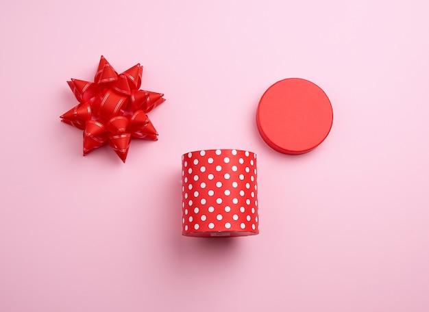 Boîte ronde en carton rouge à pois blancs