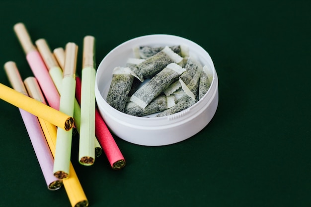 Boîte ronde de snus avec cigarettes multicolores Substitut de cigarette, sachets de nicotine.