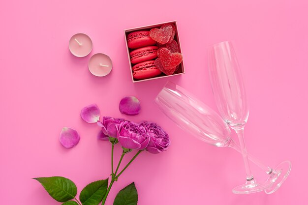 Boîte rose avec marmelade et macarons et une belle rose