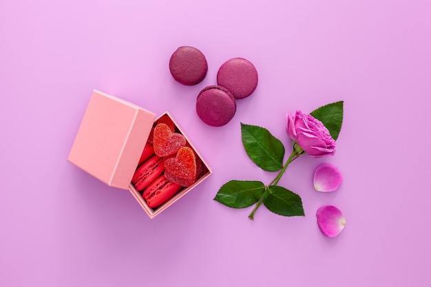 Boîte rose avec marmelade et macarons et une belle rose